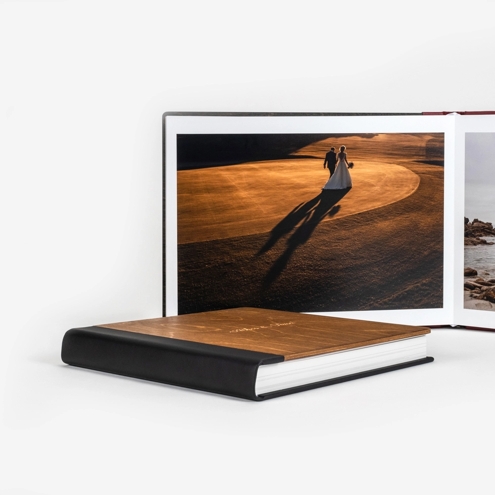 El Álbum de Fotos de Boda Personalizado con Cubierta de Madera Natural combina la calidez de los materiales nobles con un acabado profesional y duradero.