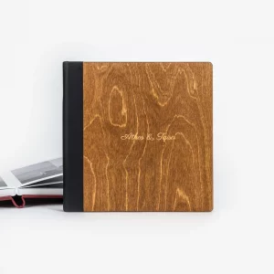 El Álbum de Fotos de Boda Personalizado con Cubierta de Madera Natural combina la calidez de los materiales nobles con un acabado profesional y duradero.
