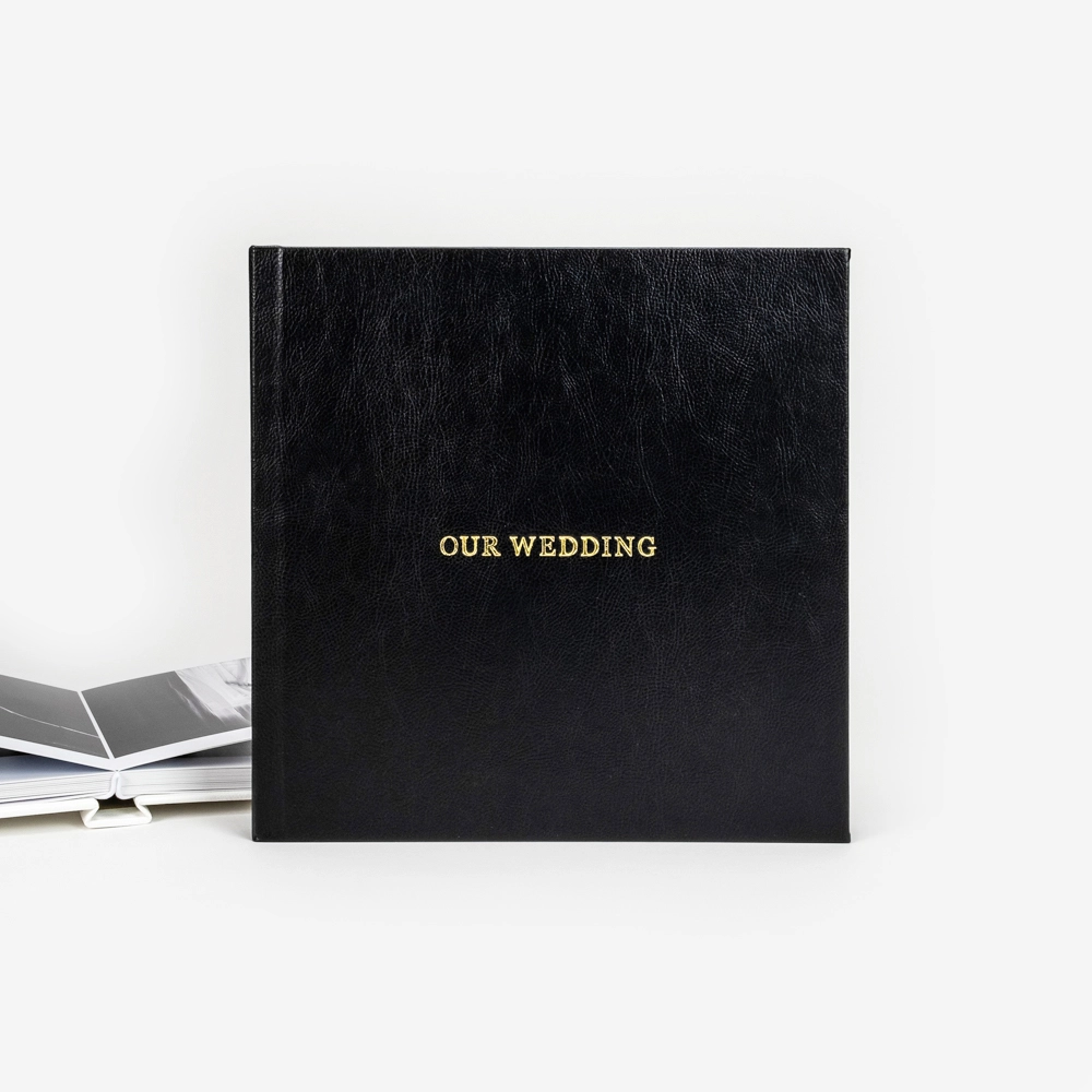 El Álbum de Fotos Clásico con Diseño a Medida es la opción perfecta para quienes buscan un álbum fotográfico de lujo, atemporal y elegante.