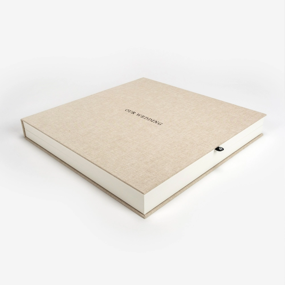 Personaliza al máximo tu caja para álbum de fotos. Diseño simétrico con apertura horizontal, dos marcos: uno para el álbum y otro para tu foto favorita. Aros de madera y revestimientos premium. ¡Crea tu pieza única! Tamaños 30x30 y 40x30 cm.