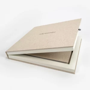 Personaliza al máximo tu caja para álbum de fotos. Diseño simétrico con apertura horizontal, dos marcos: uno para el álbum y otro para tu foto favorita. Aros de madera y revestimientos premium. ¡Crea tu pieza única! Tamaños 30x30 y 40x30 cm.