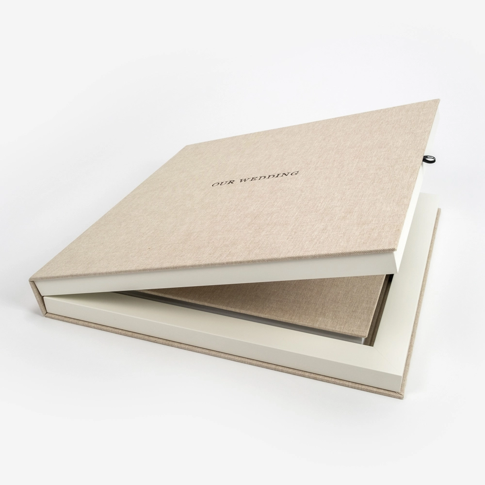 Personaliza al máximo tu caja para álbum de fotos. Diseño simétrico con apertura horizontal, dos marcos: uno para el álbum y otro para tu foto favorita. Aros de madera y revestimientos premium. ¡Crea tu pieza única! Tamaños 30x30 y 40x30 cm.