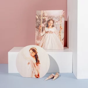 El Marco de Mesa Personalizado para Primera Comunión es un recuerdo moderno y elegante fabricado en PVC de alta calidad. Disponible en tres formas —Circular, Cuadrada o Rectangular—, permite conservar y exhibir las mejores fotos del día más especial. Ideal como regalo o decoración para el hogar.