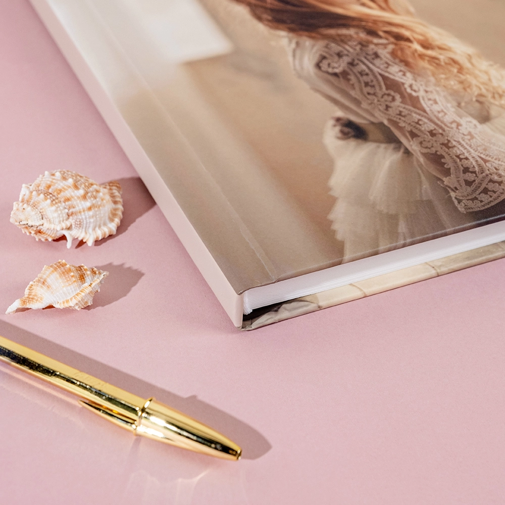 El Libro de Firmas de Comunión personalizado es el complemento ideal para inmortalizar cada palabra y cada emoción vivida. Un recuerdo que, con el paso de los años, seguirá evocando la magia de ese momento tan importante.