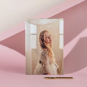 El Libro de Firmas de Comunión personalizado es el complemento ideal para inmortalizar cada palabra y cada emoción vivida. Un recuerdo que, con el paso de los años, seguirá evocando la magia de ese momento tan importante.