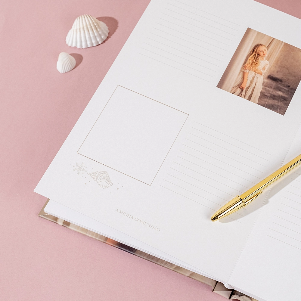 El Libro de Firmas de Comunión personalizado es el complemento ideal para inmortalizar cada palabra y cada emoción vivida. Un recuerdo que, con el paso de los años, seguirá evocando la magia de ese momento tan importante.