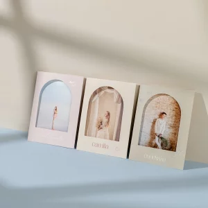 Tarjeta para Primera Comunión con bolsa personalizada (pack de 5) — Una forma elegante y original de entregar tus fotos o invitaciones. Incluye dos impresiones visibles a través de una ventana frontal y se imprime en papel Tintoretto Gesso. Disponible en formatos 10×15 y 15×20 cm.