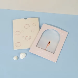 Tarjeta para Primera Comunión con bolsa personalizada (pack de 5) — Una forma elegante y original de entregar tus fotos o invitaciones. Incluye dos impresiones visibles a través de una ventana frontal y se imprime en papel Tintoretto Gesso. Disponible en formatos 10×15 y 15×20 cm.