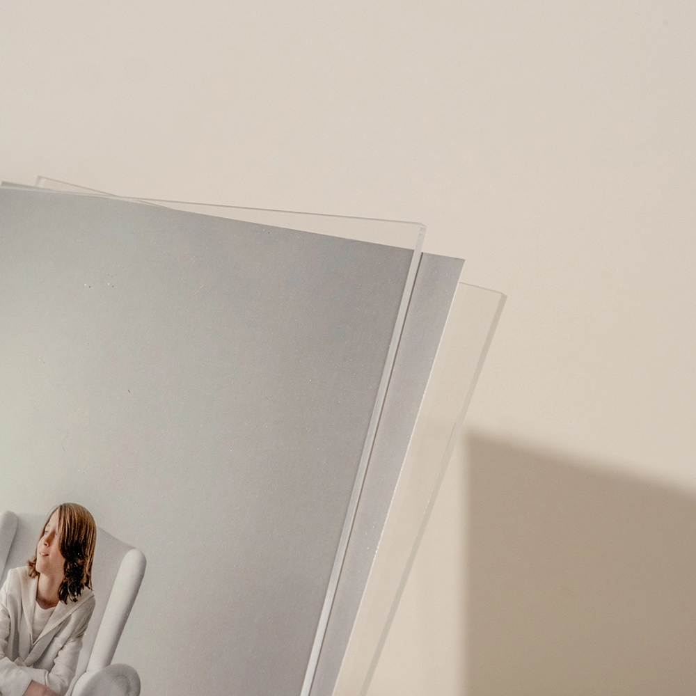 StandUp Acrylic: Marco en acrílico con base de madera — Un passepartout moderno y elegante, ideal para recordatorios de Primera Comunión, bodas o bautizos. Combina acrílico transparente con base de madera natural, logrando un equilibrio entre sencillez y sofisticación.