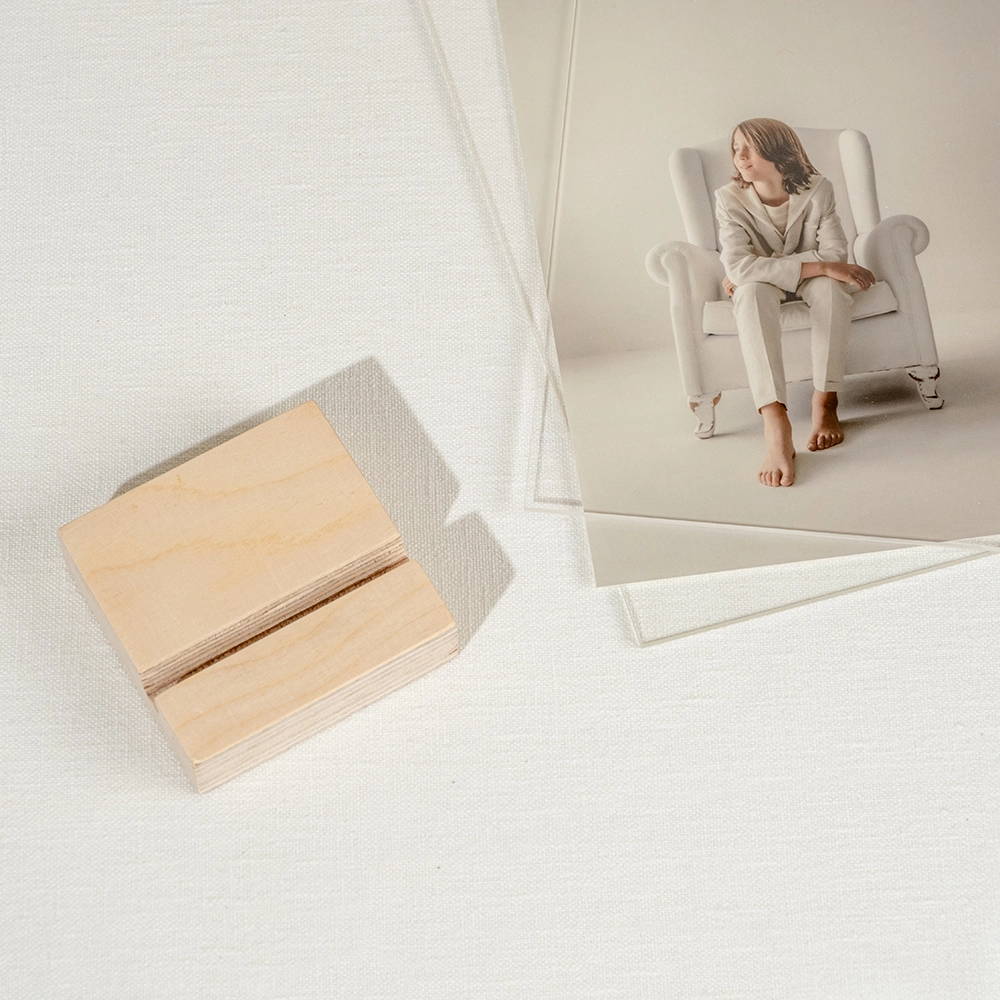 StandUp Acrylic: Marco en acrílico con base de madera — Un passepartout moderno y elegante, ideal para recordatorios de Primera Comunión, bodas o bautizos. Combina acrílico transparente con base de madera natural, logrando un equilibrio entre sencillez y sofisticación.