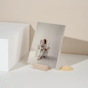 StandUp Acrylic: Marco en acrílico con base de madera — Un passepartout moderno y elegante, ideal para recordatorios de Primera Comunión, bodas o bautizos. Combina acrílico transparente con base de madera natural, logrando un equilibrio entre sencillez y sofisticación.