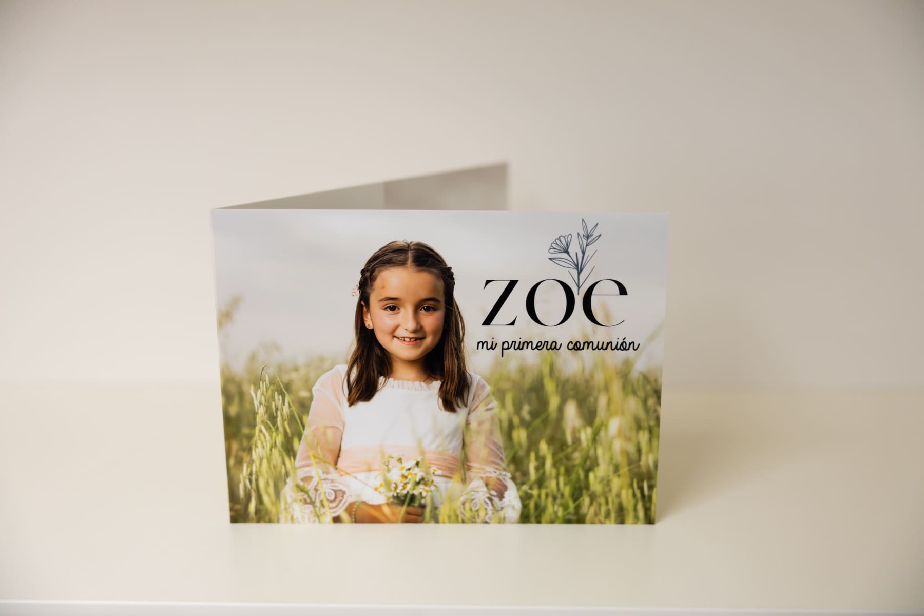 El Díptico de Primera Comunión Personalizado es un recuerdo elegante, moderno y lleno de significado, pensado para conservar y compartir uno de los días más importantes en la vida de tu hijo o hija. Su diseño rígido y profesional, formado por dos fotografías unidas por un hendido central, convierte este recordatorio en un detalle premium que destaca frente a las opciones tradicionales.