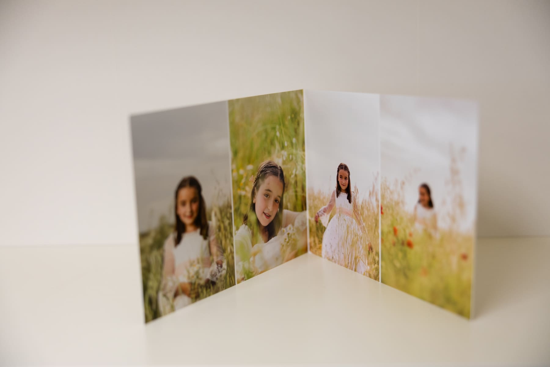 El Díptico de Primera Comunión Personalizado es un recuerdo elegante, moderno y lleno de significado, pensado para conservar y compartir uno de los días más importantes en la vida de tu hijo o hija. Su diseño rígido y profesional, formado por dos fotografías unidas por un hendido central, convierte este recordatorio en un detalle premium que destaca frente a las opciones tradicionales.