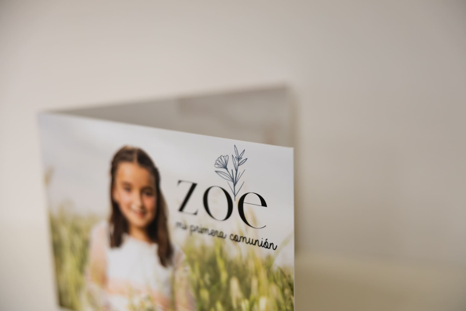 El Díptico de Primera Comunión Personalizado es un recuerdo elegante, moderno y lleno de significado, pensado para conservar y compartir uno de los días más importantes en la vida de tu hijo o hija. Su diseño rígido y profesional, formado por dos fotografías unidas por un hendido central, convierte este recordatorio en un detalle premium que destaca frente a las opciones tradicionales.