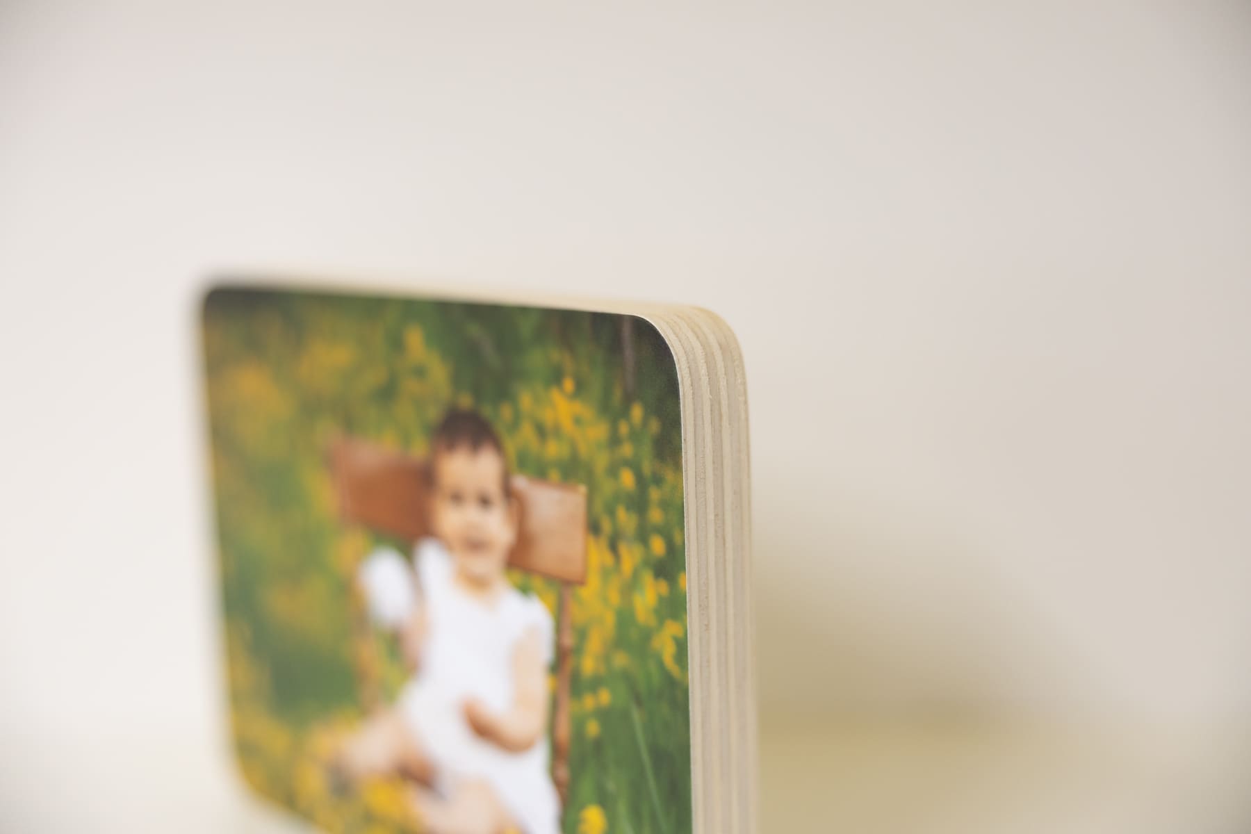 Taco Ovalado Personalizado para Bautizo. Elegante, moderno y disponible en PVC o madera. Con acabado mate y porta taco incluido, es el regalo perfecto para conservar recuerdos especiales.