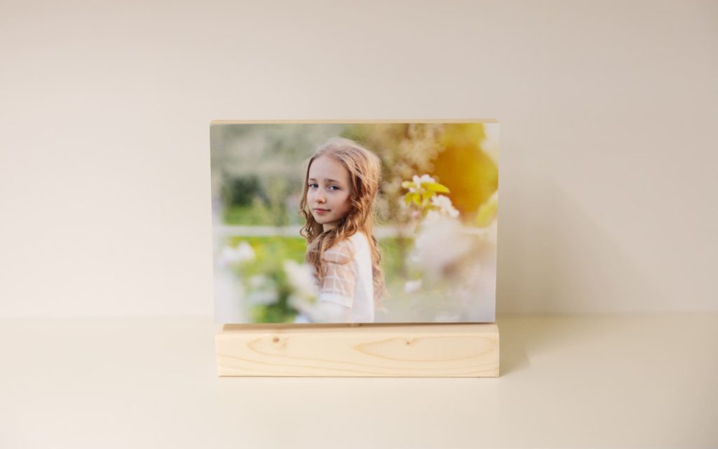 El Marco de Madera Giratorio: Regalo de Primera Comunión Personalizado es una pieza única a doble cara, fabricada en madera con una base giratoria que le otorga un toque dinámico y funcional. Con un grosor de 1,5 cm y una base de 3 cm de anchura, este taco presenta un tamaño único de 13x18 cm. Su acabado mate le aporta un aspecto suave y elegante, convirtiéndolo en una excelente opción para mostrar tus recuerdos de una manera original y decorativa. Perfecto para regalar o exhibir en cualquier espacio.