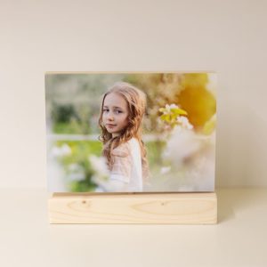 El Marco de Madera Giratorio: Regalo de Primera Comunión Personalizado es una pieza única a doble cara, fabricada en madera con una base giratoria que le otorga un toque dinámico y funcional. Con un grosor de 1,5 cm y una base de 3 cm de anchura, este taco presenta un tamaño único de 13x18 cm. Su acabado mate le aporta un aspecto suave y elegante, convirtiéndolo en una excelente opción para mostrar tus recuerdos de una manera original y decorativa. Perfecto para regalar o exhibir en cualquier espacio.