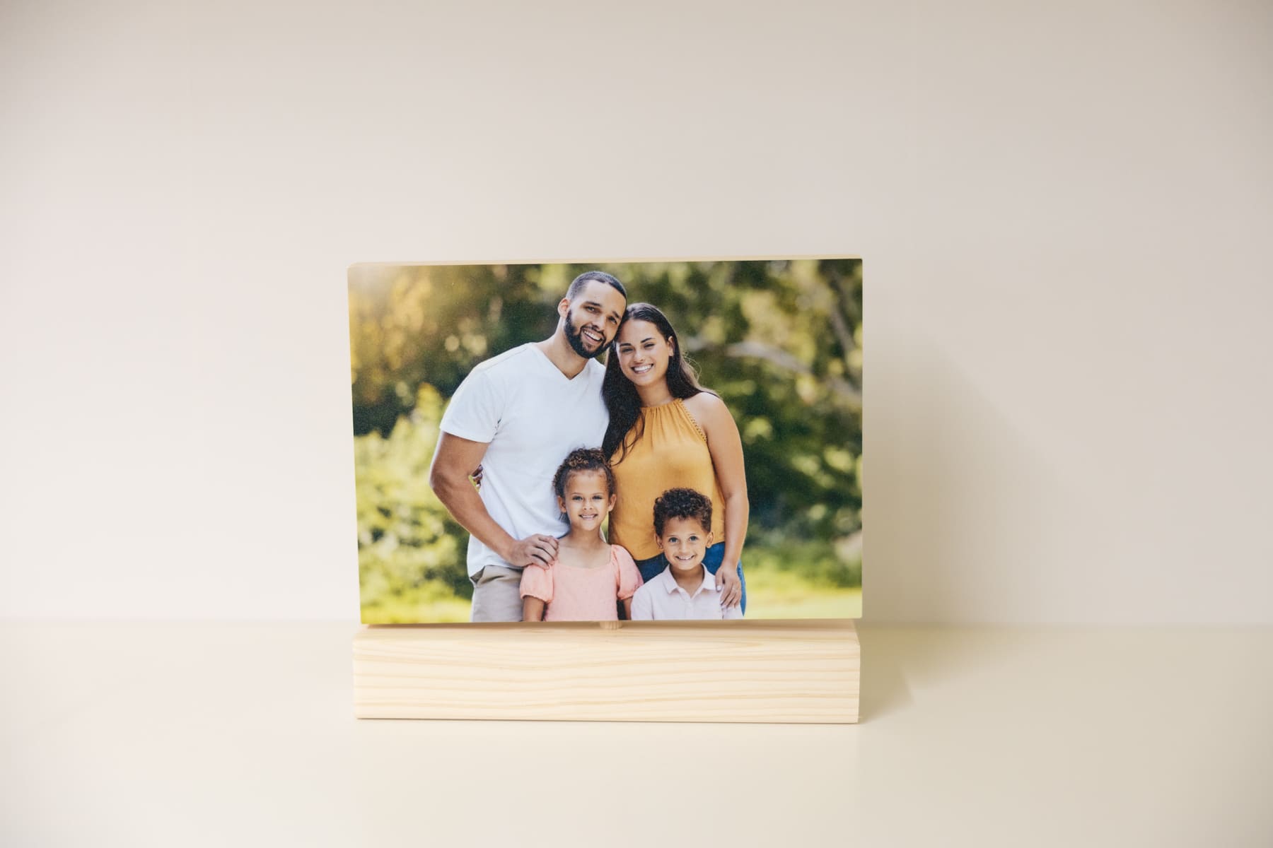 Marco de Madera Giratorio Personalizado. Perfecto como regalo para el Día de la Madre, Día del Padre, parejas, familias o abuelos.