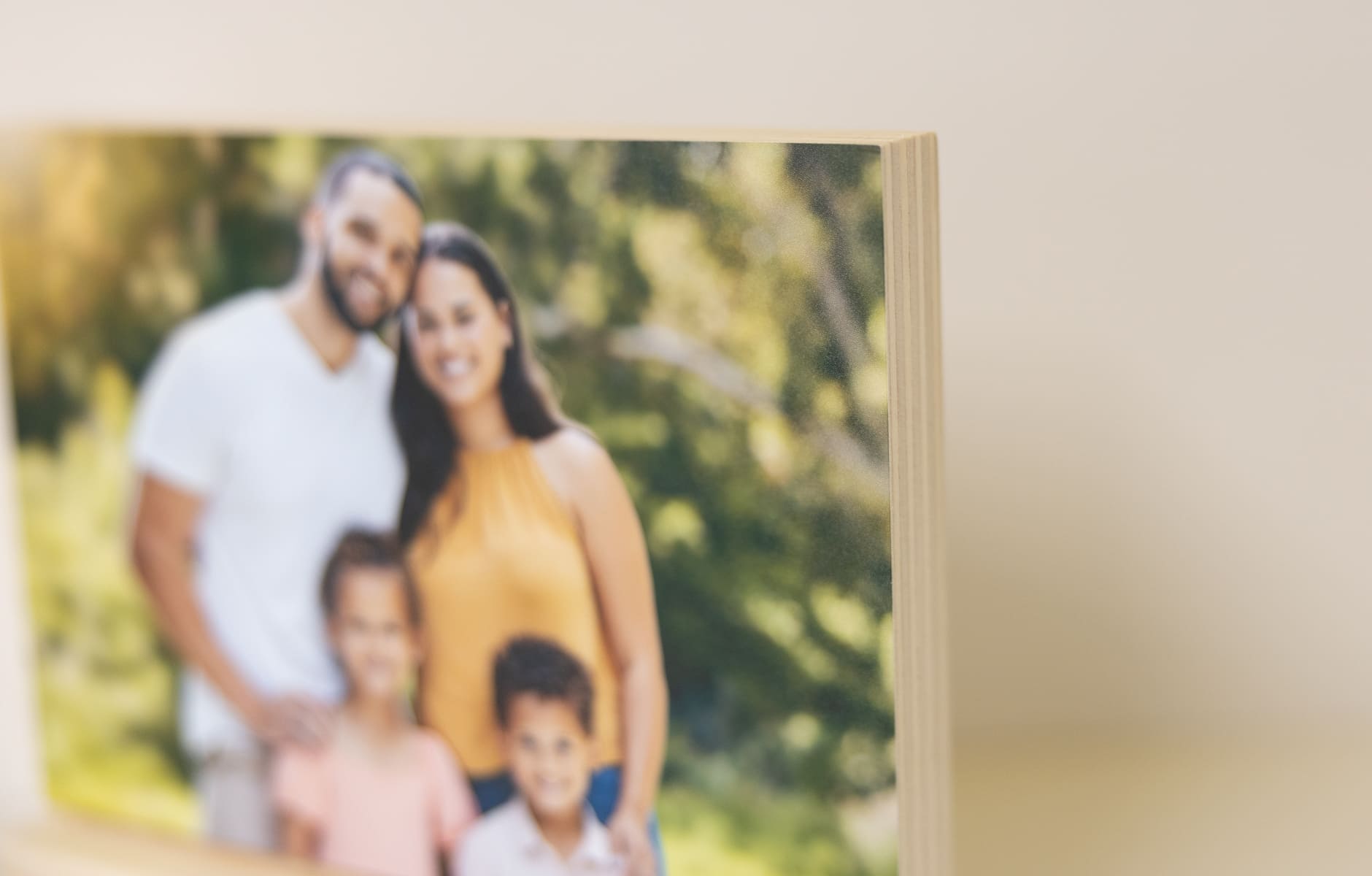 El Marco de Madera Giratorio: Regalo de Primera Comunión Personalizado es una pieza única a doble cara, fabricada en madera con una base giratoria que le otorga un toque dinámico y funcional. Con un grosor de 1,5 cm y una base de 3 cm de anchura, este taco presenta un tamaño único de 13x18 cm. Su acabado mate le aporta un aspecto suave y elegante, convirtiéndolo en una excelente opción para mostrar tus recuerdos de una manera original y decorativa. Perfecto para regalar o exhibir en cualquier espacio.