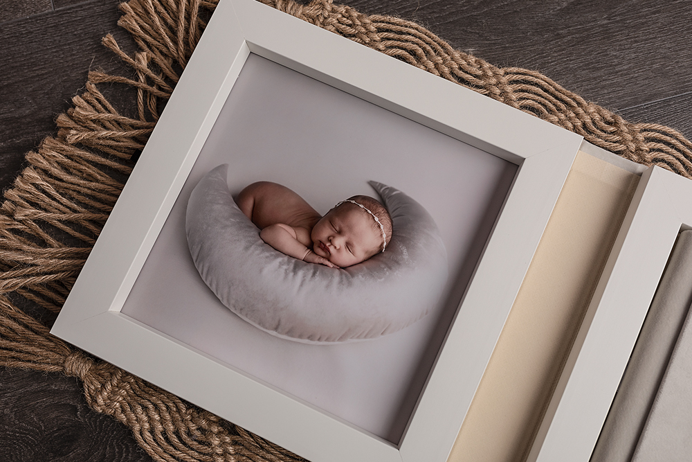 Personaliza al máximo tu caja para álbum de fotos. Diseño simétrico con apertura horizontal, dos marcos: uno para el álbum y otro para tu foto favorita. Aros de madera y revestimientos premium. ¡Crea tu pieza única! Tamaños 30x30 y 40x30 cm.