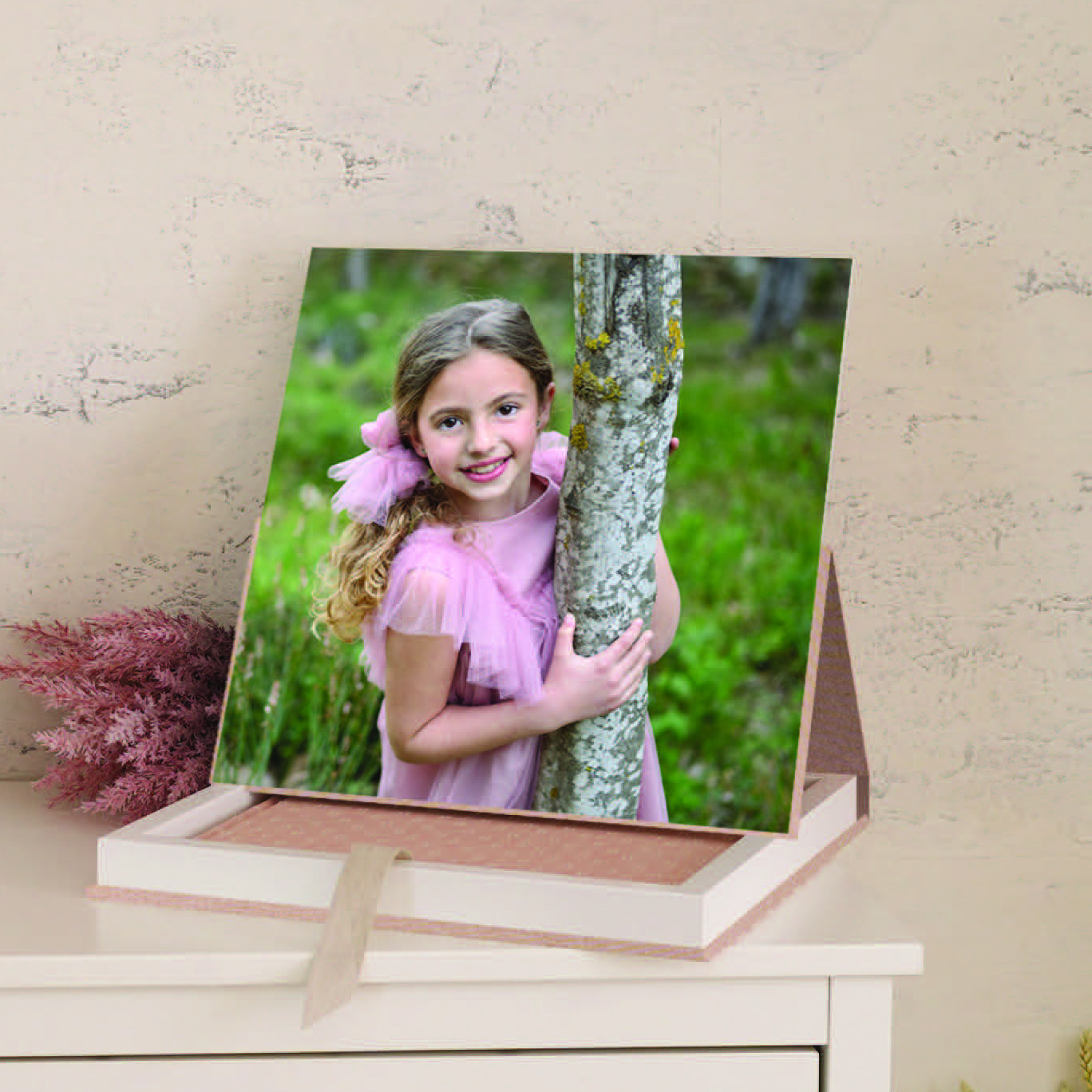 Caja de diseño premium PVC velvet con tu foto personalizada en alto brillo en la portada exterior. Acabado blanco, textura aterciopelada y personalización total. Tamaños 30x30 y 40x30 cm. La caja más glamurosa para tu álbum.