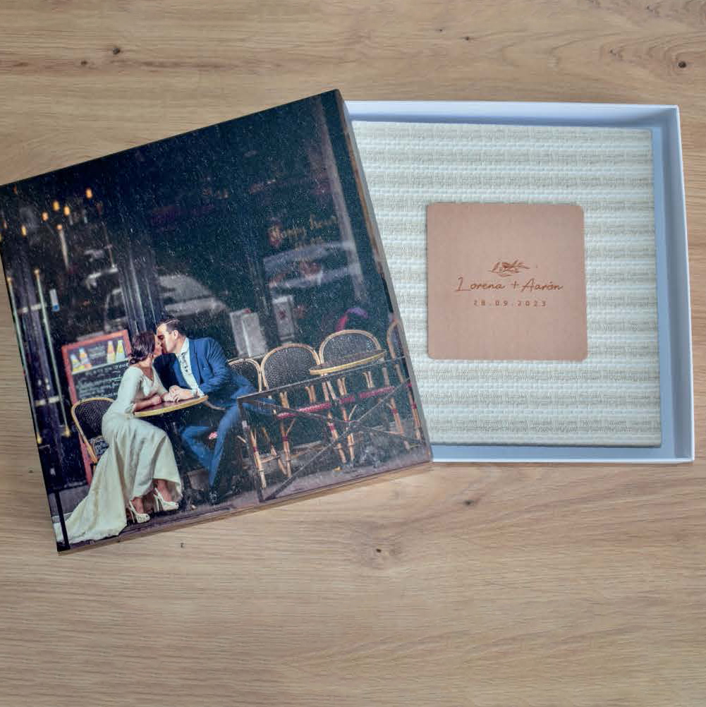 ¡Protege y personaliza tu álbum de forma económica! Nuestra caja de cartón blanco con tu fotografía personalizada es hermosa, ligera y perfecta para guardar recuerdos. Tamaños 30x30 y 40x30 cm. Ideal como regalo.