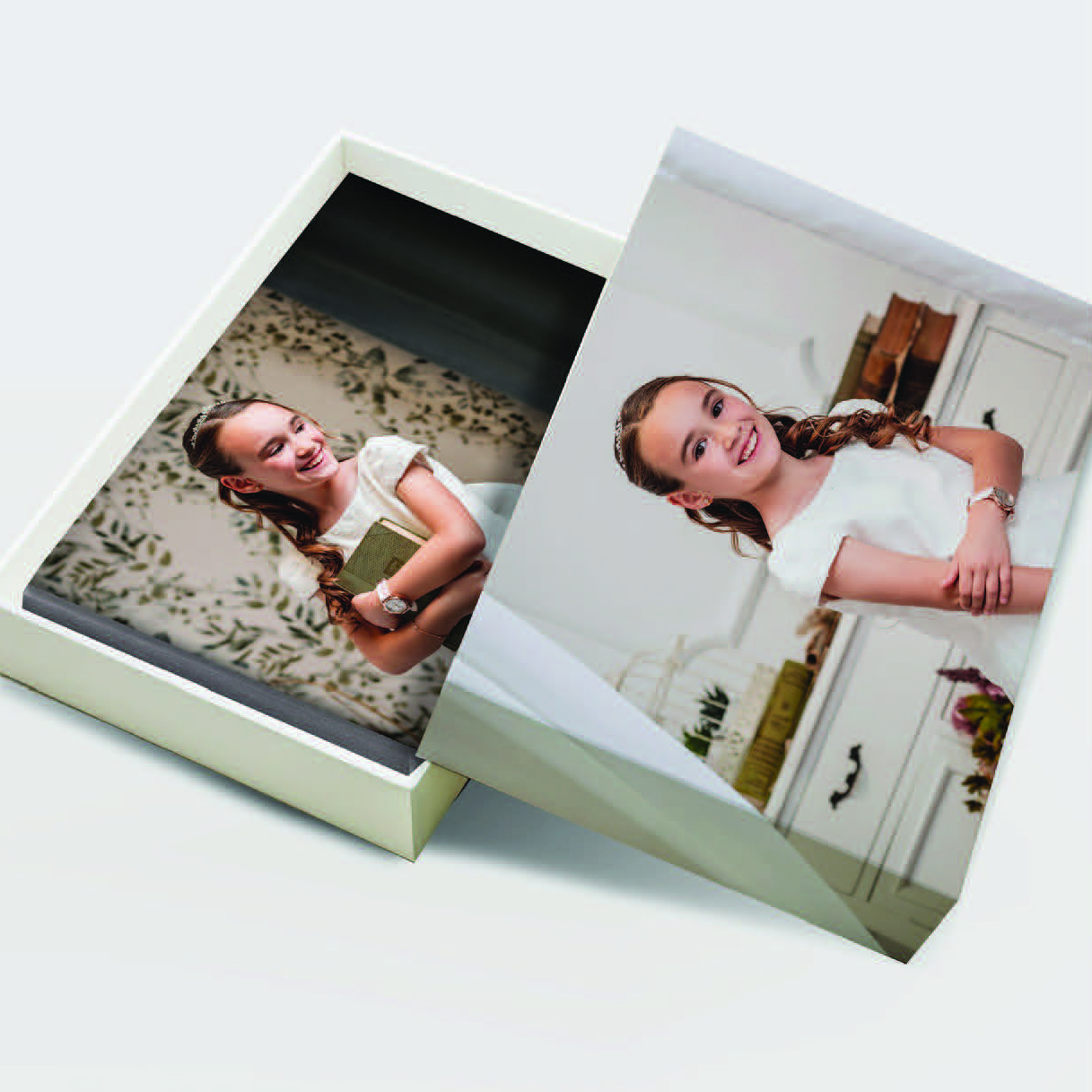 ¡Protege y personaliza tu álbum de forma económica! Nuestra caja de cartón blanco con tu fotografía personalizada es hermosa, ligera y perfecta para guardar recuerdos. Tamaños 30x30 y 40x30 cm. Ideal como regalo.