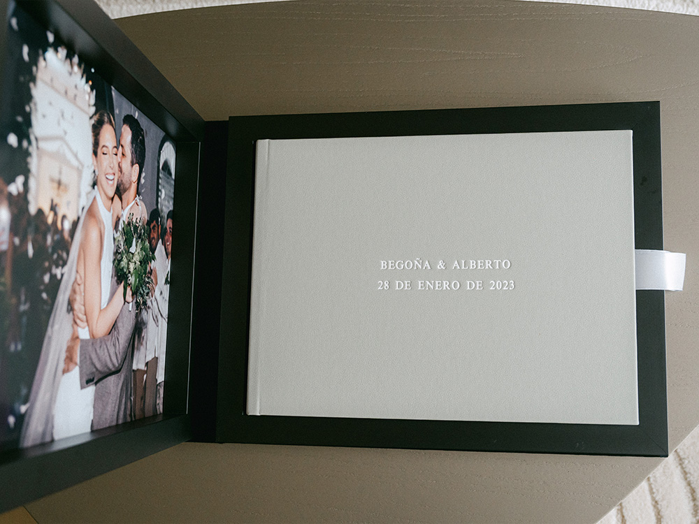 Personaliza al máximo tu caja para álbum de fotos. Diseño simétrico con apertura horizontal, dos marcos: uno para el álbum y otro para tu foto favorita. Aros de madera y revestimientos premium. ¡Crea tu pieza única! Tamaños 30x30 y 40x30 cm.