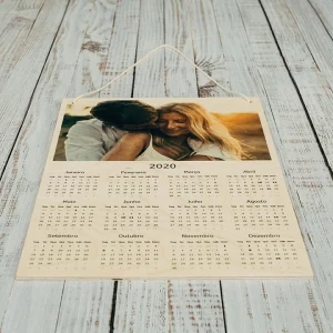 Calendario de madera personalizado para 2026. Imprime tu foto favorita en UV directamente sobre la madera. Diseño moderno, colgante con cordel elegante. Combinación perfecta de decoración y utilidad. Regalo creativo y único.