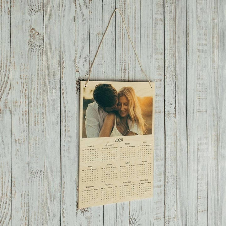 Calendario de madera personalizado para 2026. Imprime tu foto favorita en UV directamente sobre la madera. Diseño moderno, colgante con cordel elegante. Combinación perfecta de decoración y utilidad. Regalo creativo y único.
