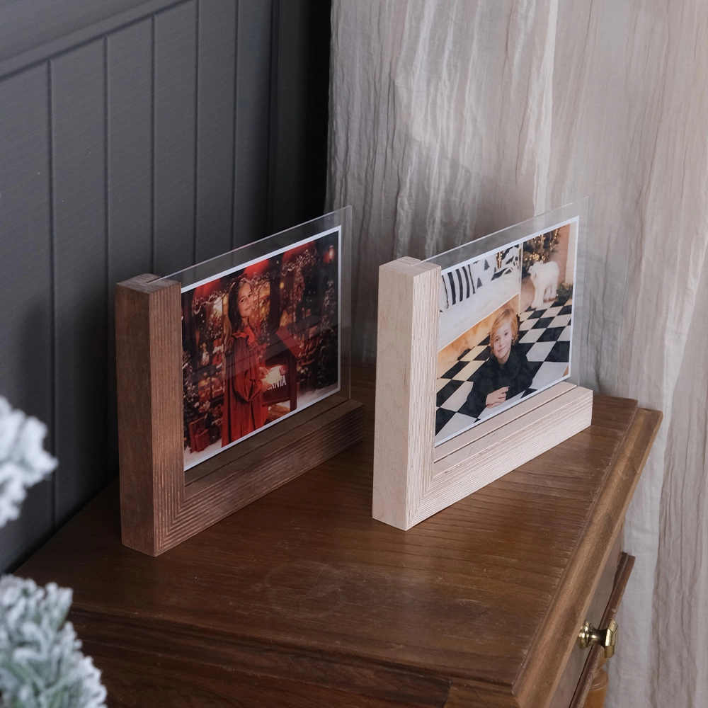 Marco de fotos de diseño único en acrílico y madera nogal. Combina rusticidad y modernidad. Formato 20x15 cm, impresión UV sobre acrílico 3mm. Original, elegante y adaptable a cualquier decoración. ¡Conserva tus recuerdos con estilo!