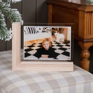 Marco de fotos de diseño único en acrílico y madera nogal. Combina rusticidad y modernidad. Formato 20x15 cm, impresión UV sobre acrílico 3mm. Original, elegante y adaptable a cualquier decoración. ¡Conserva tus recuerdos con estilo!