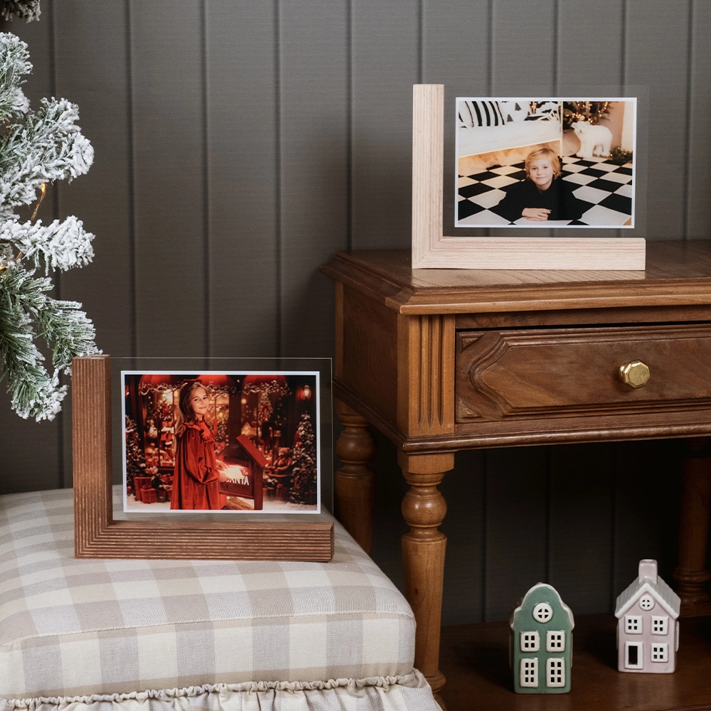 Marco de fotos de diseño único en acrílico y madera nogal. Combina rusticidad y modernidad. Formato 20x15 cm, impresión UV sobre acrílico 3mm. Original, elegante y adaptable a cualquier decoración. ¡Conserva tus recuerdos con estilo!