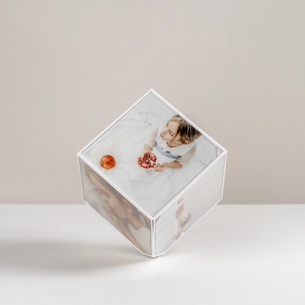 Cubo de fotos giratorio de metacrilato personalizable.