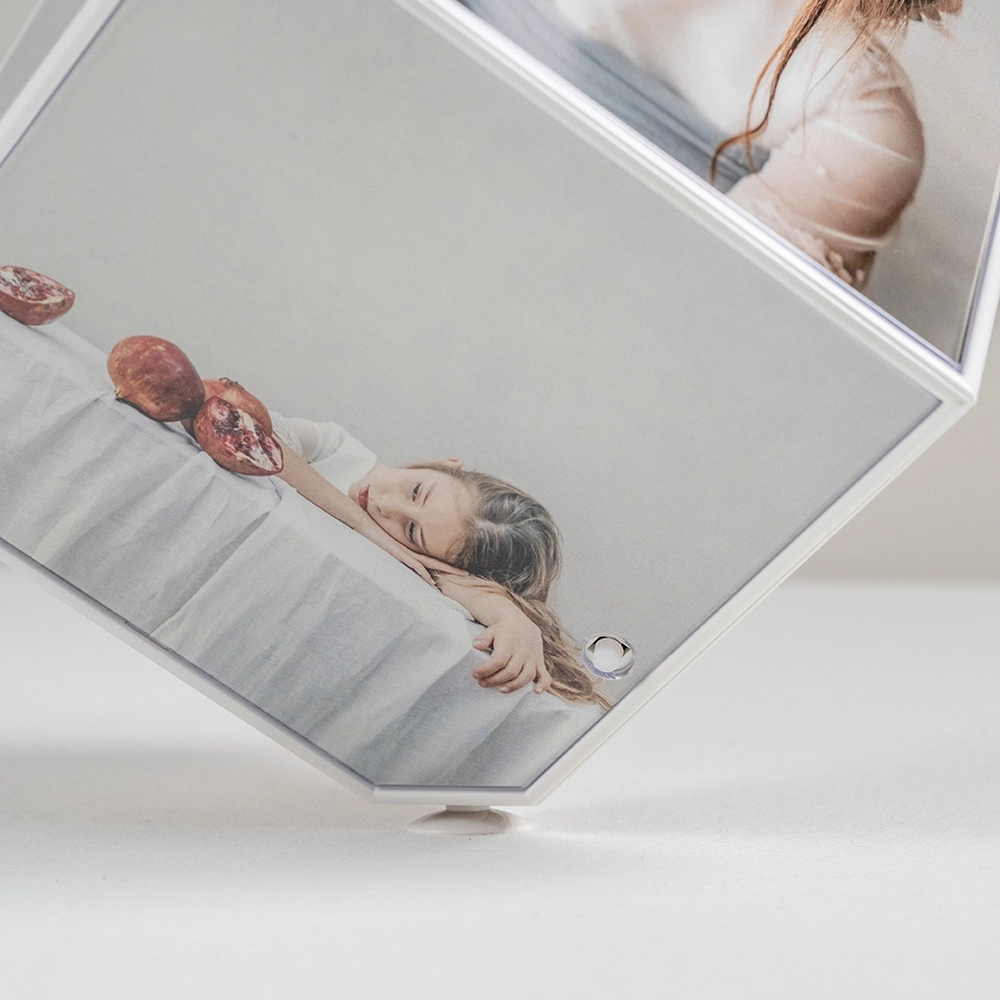 Cubo de fotos giratorio de metacrilato personalizable.