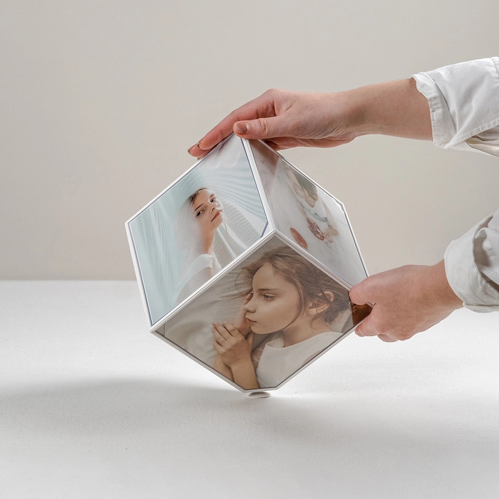 Cubo de fotos giratorio de metacrilato personalizable.