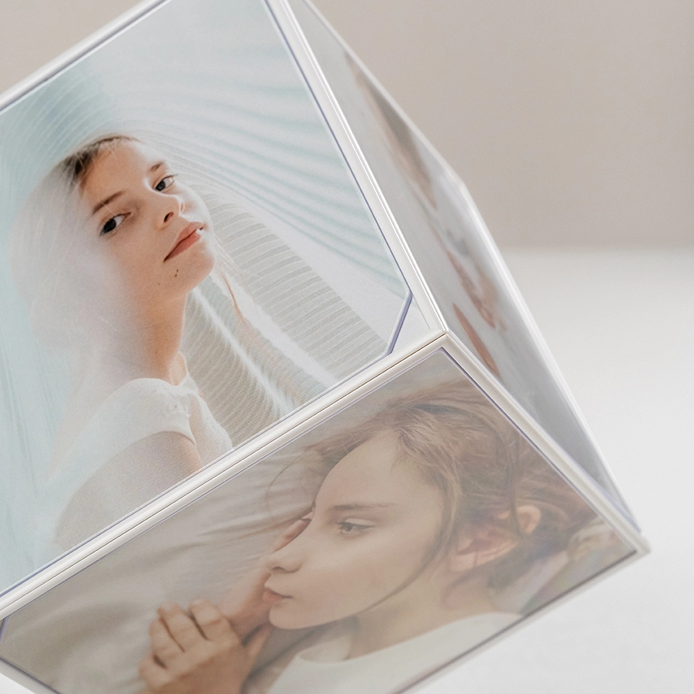 Cubo de fotos giratorio de metacrilato personalizable.