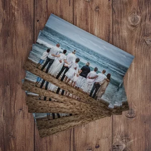 Pack de 8 impresiones artísticas premium. Elige entre 9 papeles de arte (Gold Metallic, Silver, Gesso, Matte, Glossy), formatos 10x15 a 30x40 cm e impresión 1 o 2 caras. Tecnología HP Indigo 7800. Perfecto para postales, regalos y decoración.