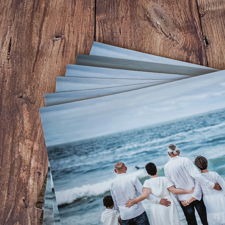 Pack de 8 impresiones artísticas premium. Elige entre 9 papeles de arte (Gold Metallic, Silver, Gesso, Matte, Glossy), formatos 10x15 a 30x40 cm e impresión 1 o 2 caras. Tecnología HP Indigo 7800. Perfecto para postales, regalos y decoración.