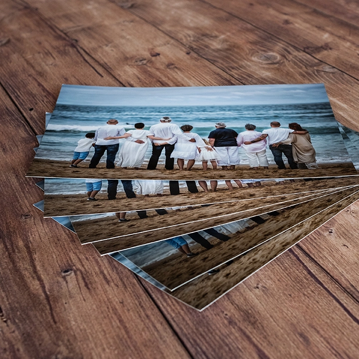 Pack de 8 impresiones artísticas premium. Elige entre 9 papeles de arte (Gold Metallic, Silver, Gesso, Matte, Glossy), formatos 10x15 a 30x40 cm e impresión 1 o 2 caras. Tecnología HP Indigo 7800. Perfecto para postales, regalos y decoración.