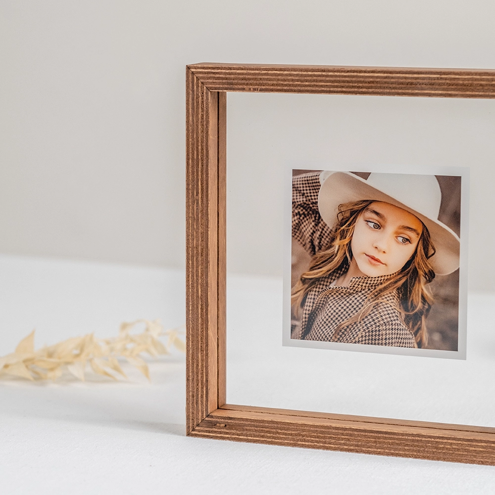 Marco moderno de madera de abedul y acrílico transparente personalizado. Ideal para fotos de Comunión, Bautizo o Boda. Impresión UV sobre base blanca, formato único 20x20 cm. Detalle de lujo para invitados y regalo emotivo.