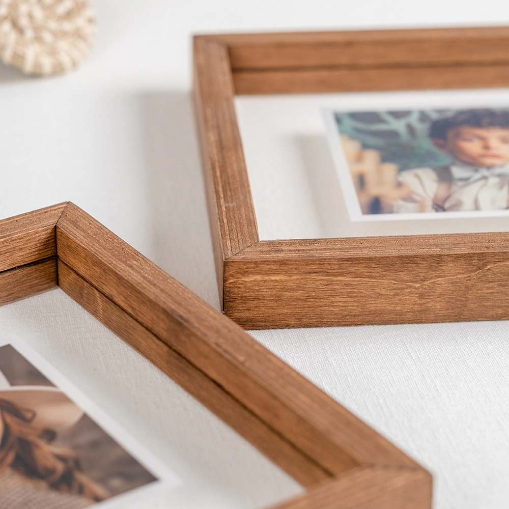 Marco moderno de madera de abedul y acrílico transparente personalizado. Ideal para fotos de Comunión, Bautizo o Boda. Impresión UV sobre base blanca, formato único 20x20 cm. Detalle de lujo para invitados y regalo emotivo.