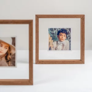 Marco moderno de madera de abedul y acrílico transparente personalizado. Ideal para fotos de Comunión, Bautizo o Boda. Impresión UV sobre base blanca, formato único 20x20 cm. Detalle de lujo para invitados y regalo emotivo.