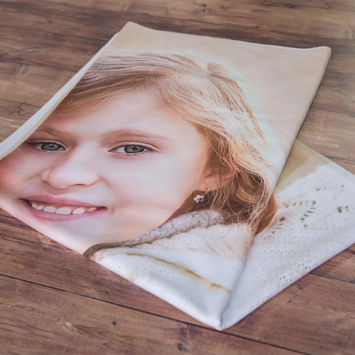 Manta personalizada con tu foto favorita. Elige entre modelo simple o polar ultra suave. Producto original, creativo y perfecto para decorar, regalar y disfrutar noches acogedoras. ¡Calidez con tu toque personal!