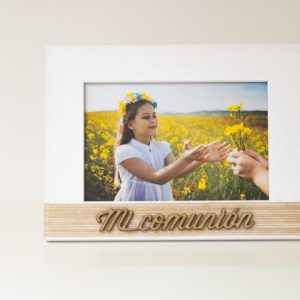 Marco personalizado para recordatorio de Primera Comunión. Incluye foto 10x15 y grabado en madera con nombre y fecha. Opción de personalizar el texto del grabado. Regalo tradicional, emotivo y único.