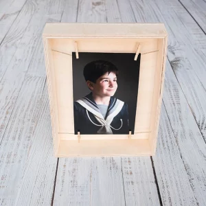 Marco vintage de madera con pinzas y cuerda de sisal para colgar tus fotos. Estilo rústico y creativo, ideal para eventos y decoración de interiores. Elige entre 10x15 o 15x15 cm, con foto impresa en Lustre o solo el marco. ¡Personaliza tu espacio!