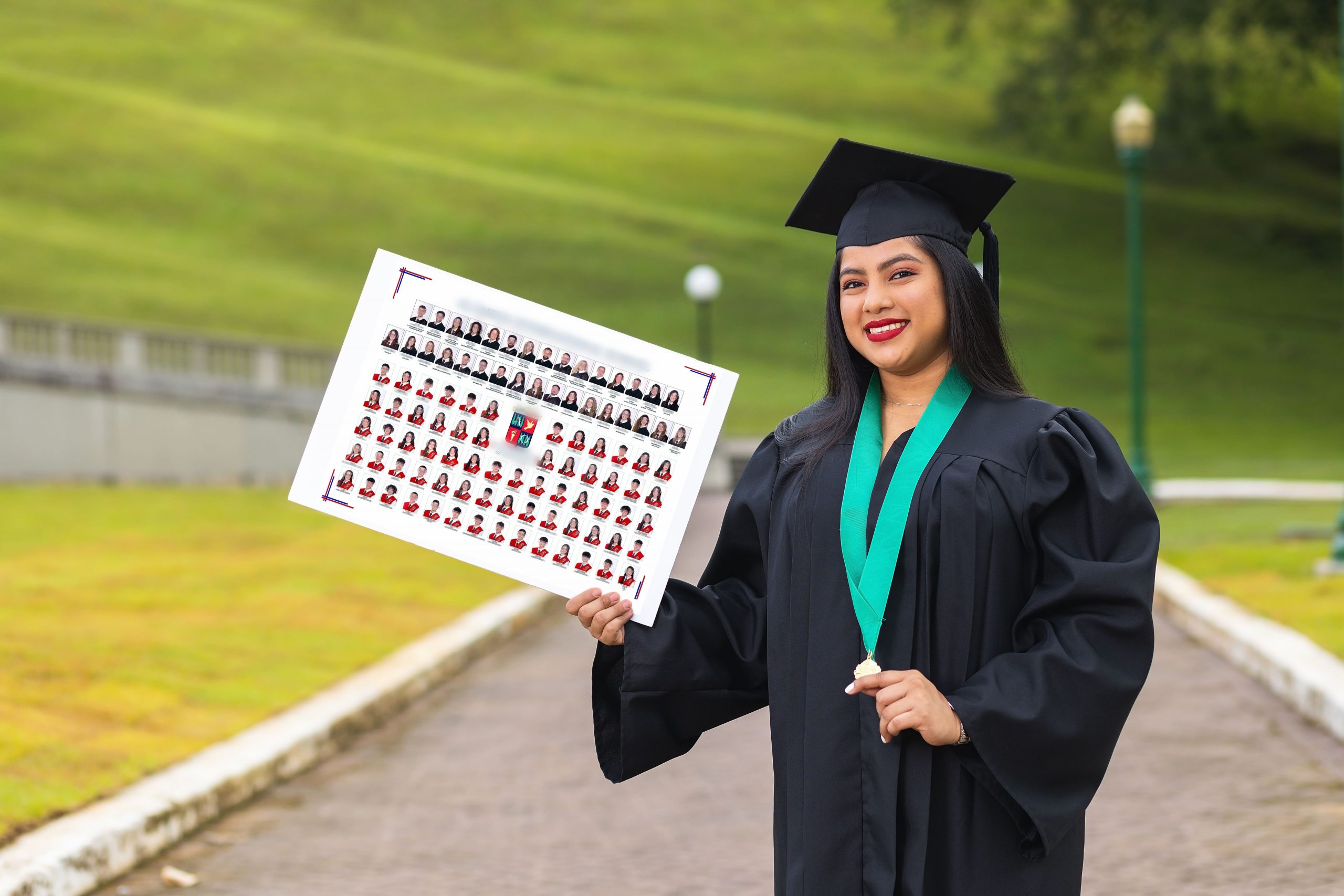 Pack de 10 orlas de colegio impresas en papel DP II Lustre o Glossy de alta calidad. Eterniza el momento especial con compañeros y profesores. El regalo perfecto para colegios y universidades. ¡Celebra tu trayectoria!