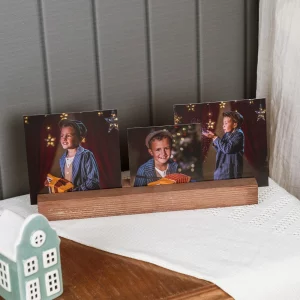 Soporte para tres fotografías personalizado en madera natural o nogal. Crea un recorrido visual con 3 fotos cuadradas contracoladas. Formatos 10x10 o 12.5x12.5 cm. Decoración llena de personalidad para cualquier espacio especial.
