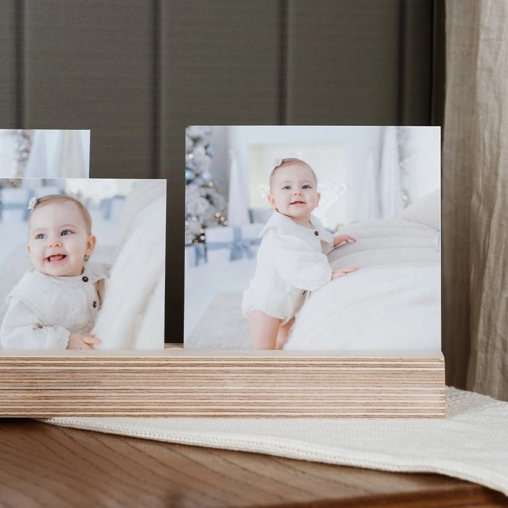 Soporte para tres fotografías personalizado en madera natural o nogal. Crea un recorrido visual con 3 fotos cuadradas contracoladas. Formatos 10x10 o 12.5x12.5 cm. Decoración llena de personalidad para cualquier espacio especial.