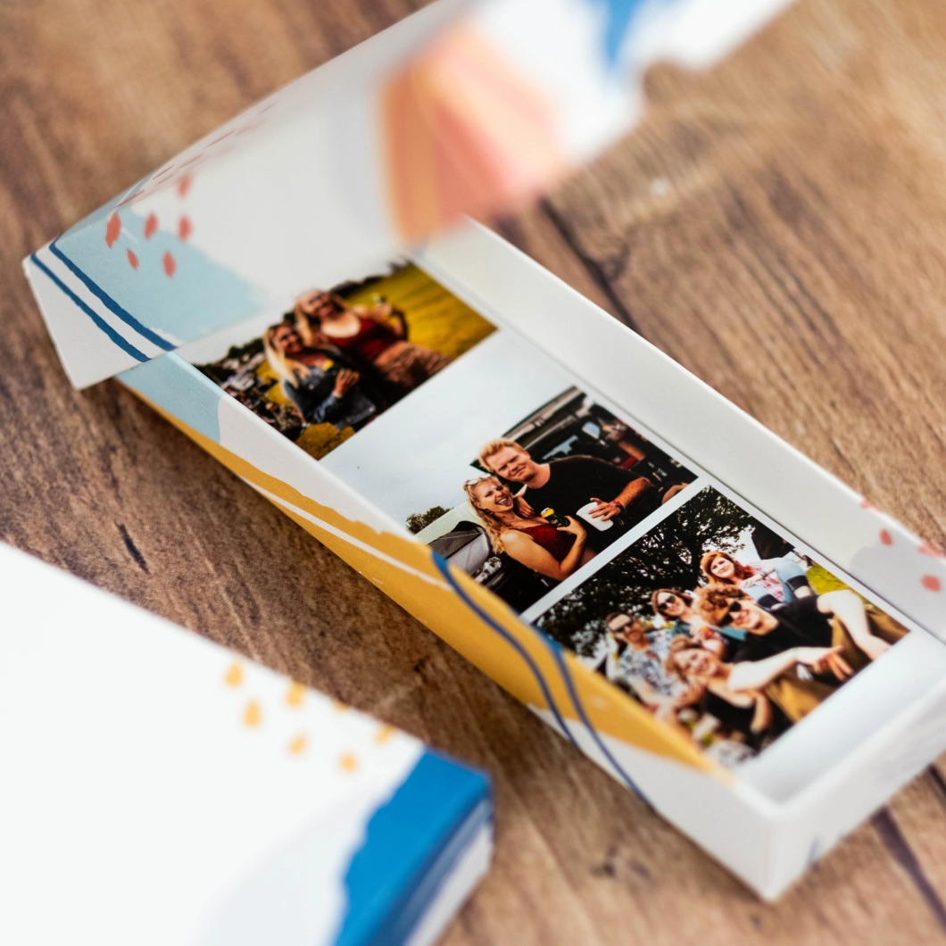 Revive la magia de la fotografía analógica. Fotos vintage con bordes blancos en 4 formatos clásicos: Square, Polaroid, Instax Mini y Fotostrip. Incluye elegante caja de presentación. El regalo nostálgico perfecto.